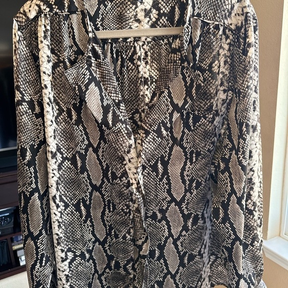 Jones New York Woman Reptile print silky blouse. Long sleeves - Size 20W - Picture 5 of 10